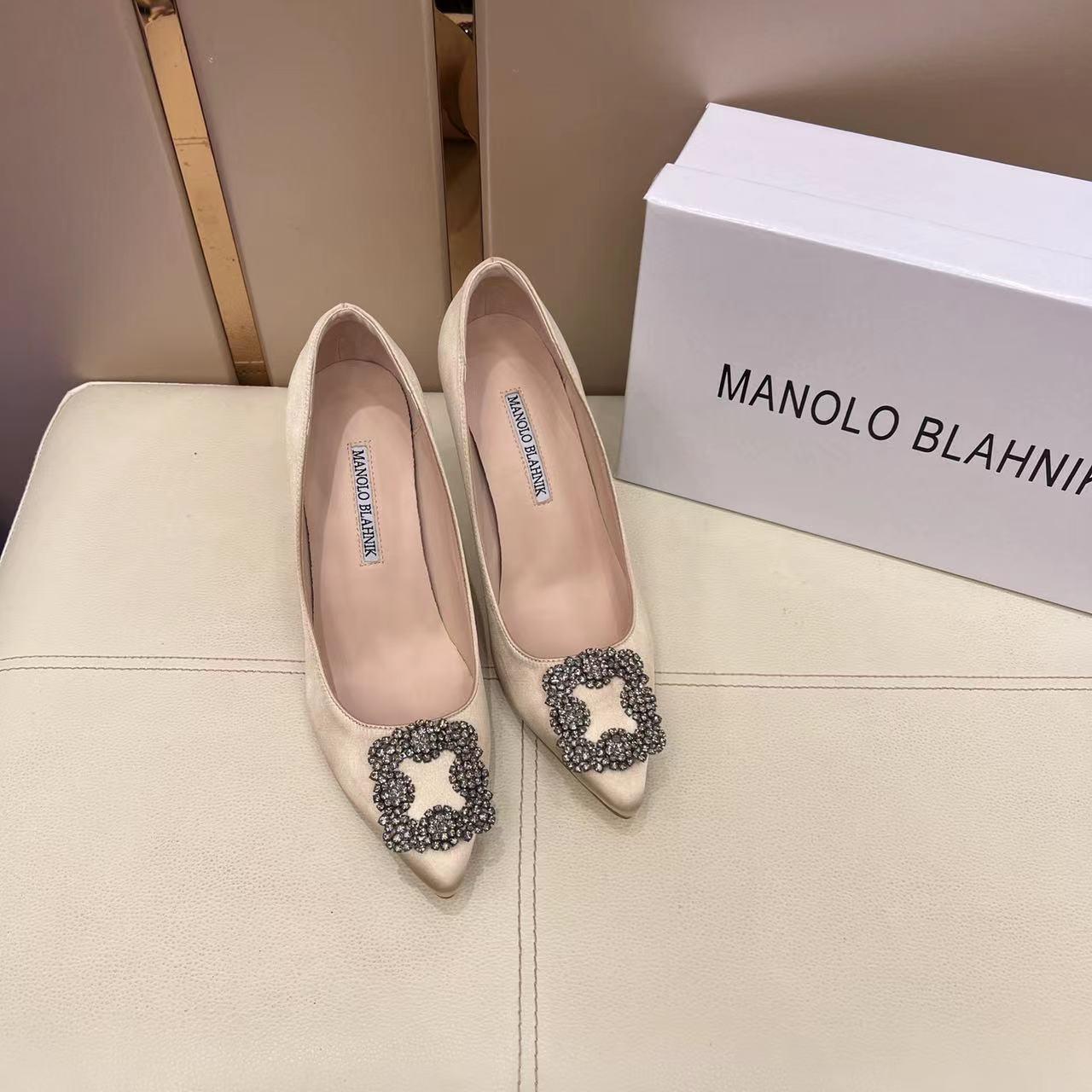 Hangisi Satin Pumps