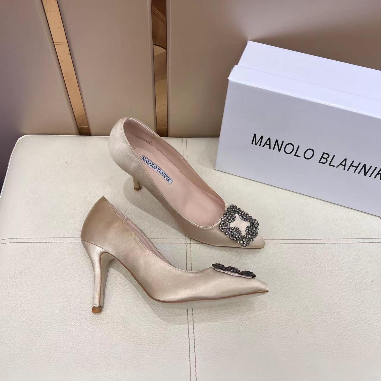 Hangisi Satin Pumps